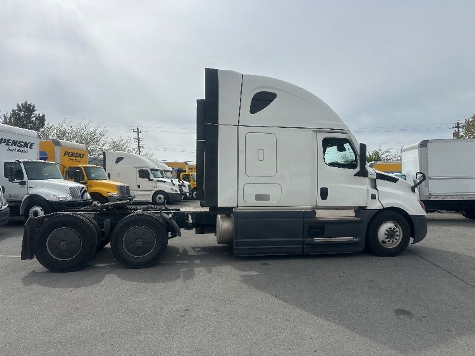 Sleeper Tractor-Heavy Duty Tractors-Freightliner-2023-T12664ST-Sparks-NV-583,722\n\t\tmiles-$ 71,500 - Image 8