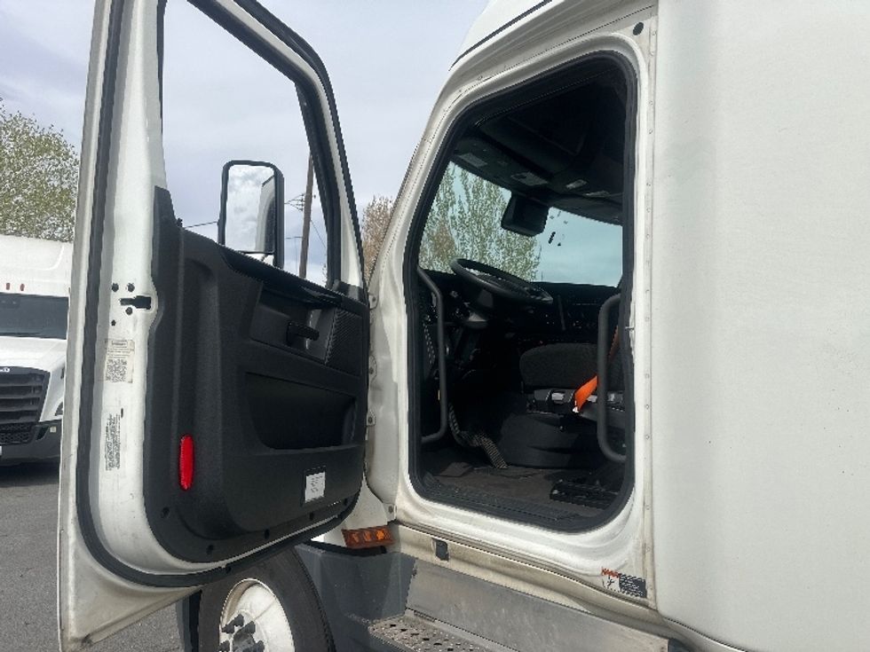 Sleeper Tractor-Heavy Duty Tractors-Freightliner-2023-T12664ST-Sparks-NV-583,722\n\t\tmiles-$ 71,500 - Image 9