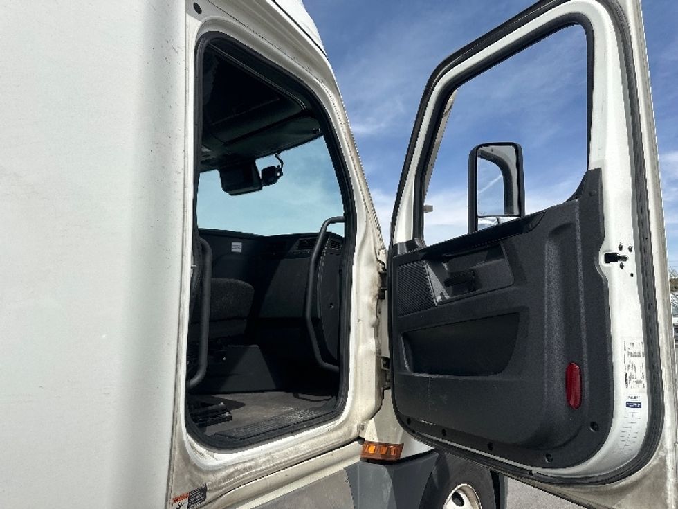 Sleeper Tractor-Heavy Duty Tractors-Freightliner-2023-T12664ST-Sparks-NV-639,562\n\t\tmiles-$ 65,500 - Image 13