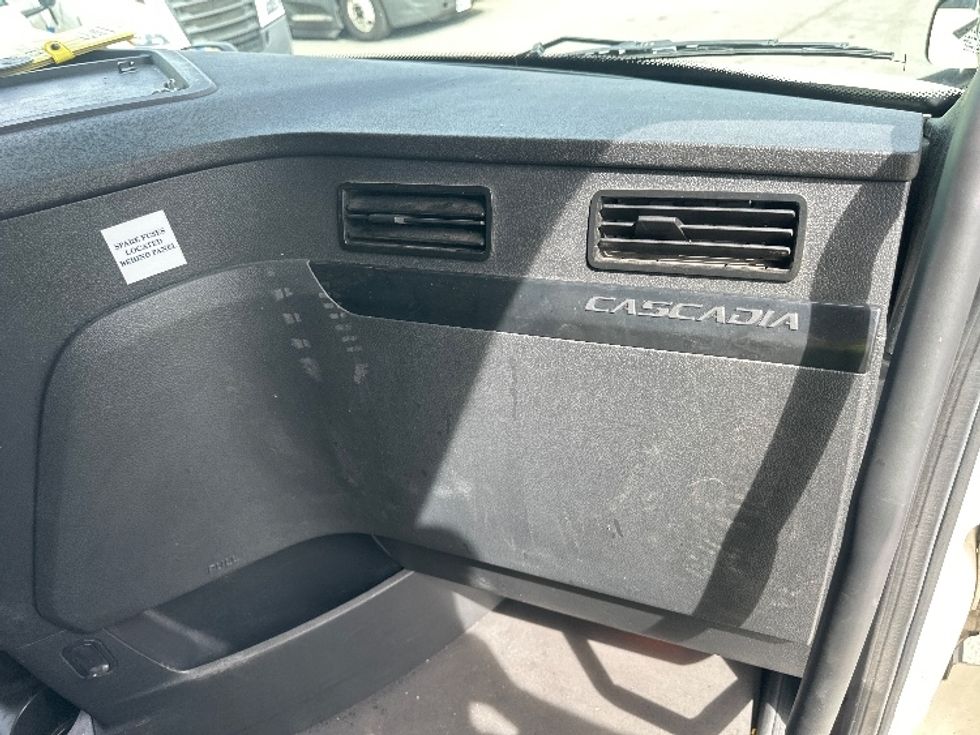 Sleeper Tractor-Heavy Duty Tractors-Freightliner-2023-T12664ST-Sparks-NV-639,562\n\t\tmiles-$ 65,500 - Image 14