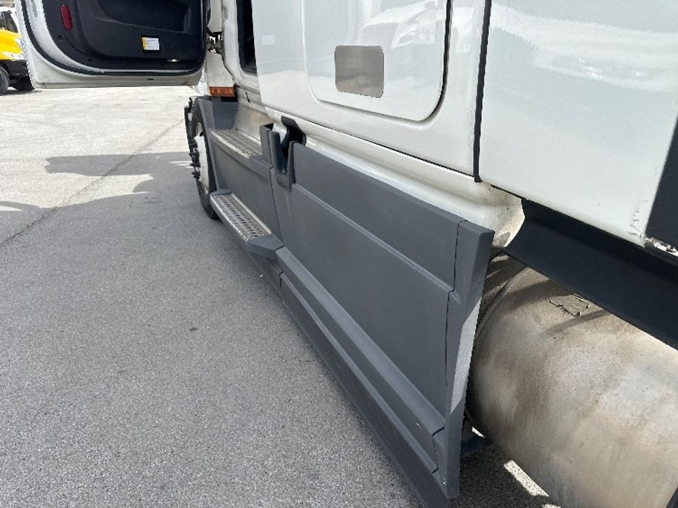 Sleeper Tractor-Heavy Duty Tractors-Freightliner-2023-T12664ST-Sparks-NV-639,562\n\t\tmiles-$ 65,500 - Image 22