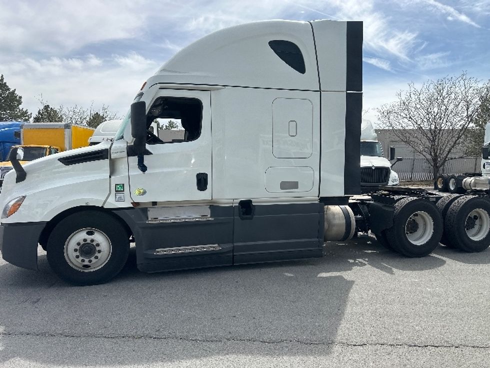 Sleeper Tractor-Heavy Duty Tractors-Freightliner-2023-T12664ST-Sparks-NV-639,562\n\t\tmiles-$ 65,500 - Image 4