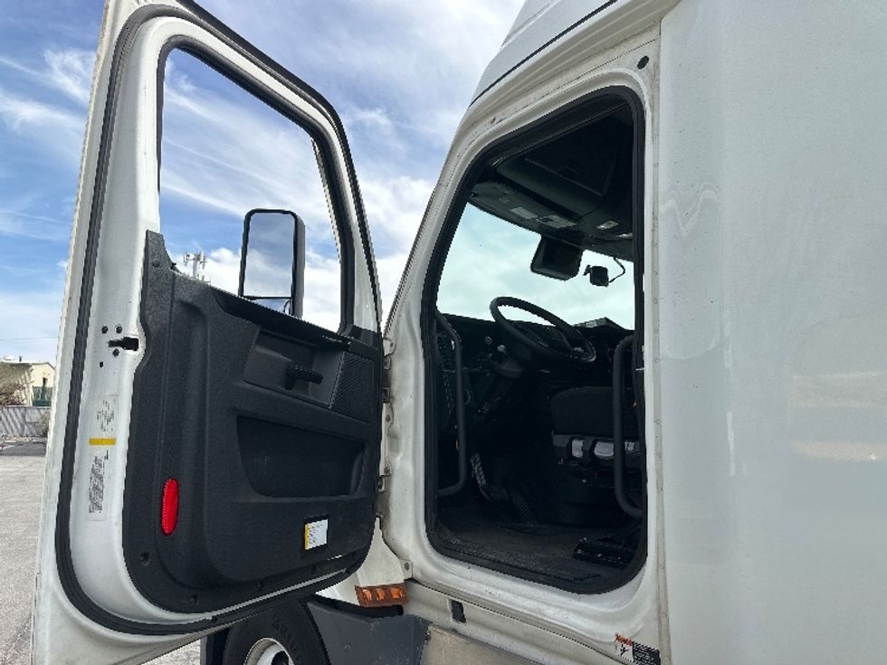 Sleeper Tractor-Heavy Duty Tractors-Freightliner-2023-T12664ST-Sparks-NV-639,562\n\t\tmiles-$ 65,500 - Image 9