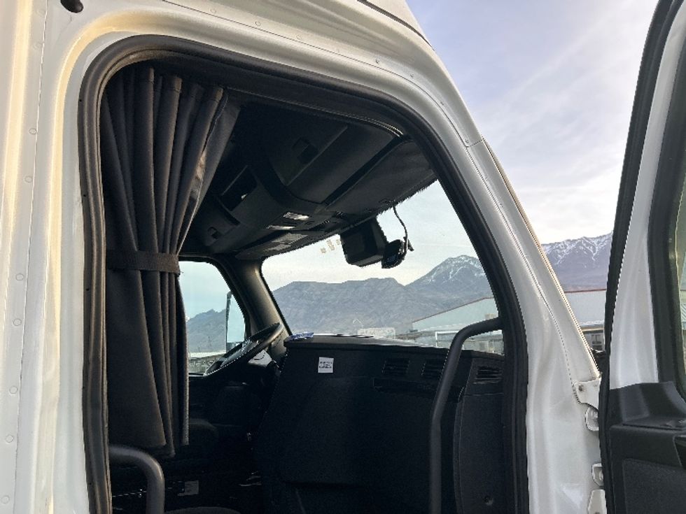 Sleeper Tractor-Heavy Duty Tractors-Freightliner-2023-T12664ST-Sparks-NV-729,997\n\t\tmiles-$ 55,500 - Image 13