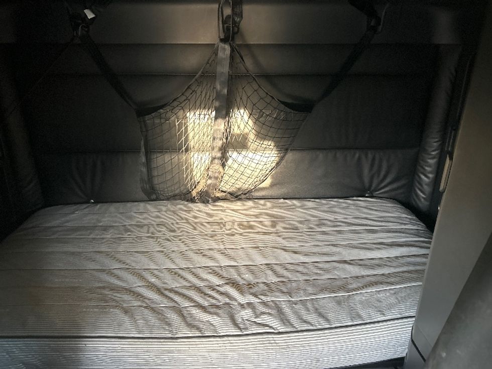 Sleeper Tractor-Heavy Duty Tractors-Freightliner-2023-T12664ST-Sparks-NV-729,997\n\t\tmiles-$ 55,500 - Image 17