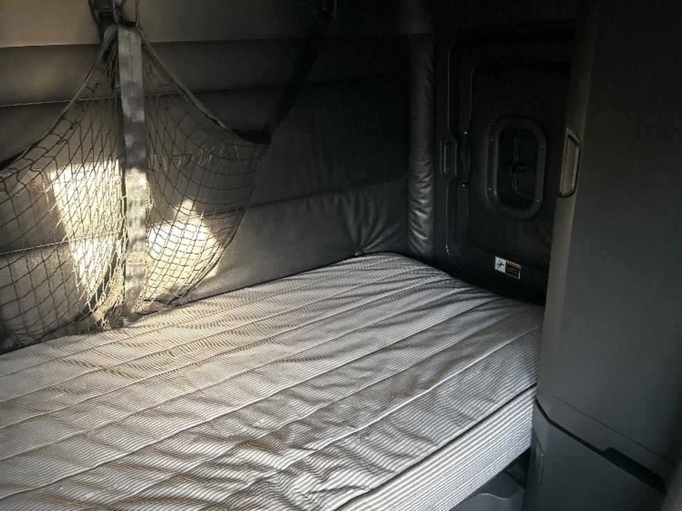 Sleeper Tractor-Heavy Duty Tractors-Freightliner-2023-T12664ST-Sparks-NV-729,997\n\t\tmiles-$ 55,500 - Image 18