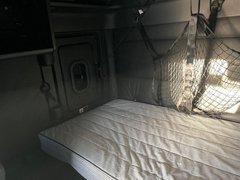 Sleeper Tractor-Heavy Duty Tractors-Freightliner-2023-T12664ST-Sparks-NV-729,997\n\t\tmiles-$ 55,500 - Image 19