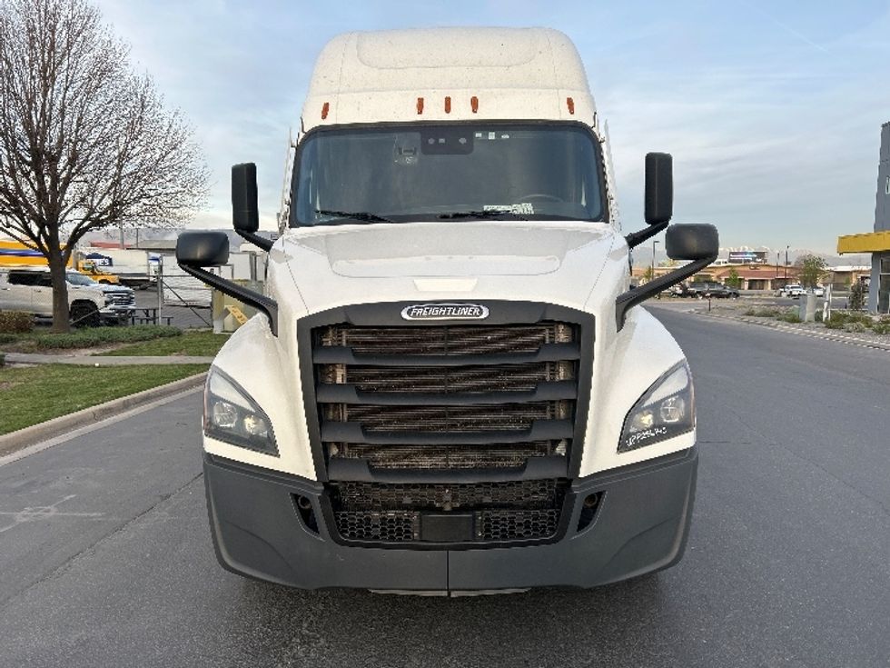 Sleeper Tractor-Heavy Duty Tractors-Freightliner-2023-T12664ST-Sparks-NV-729,997\n\t\tmiles-$ 55,500 - Image 2