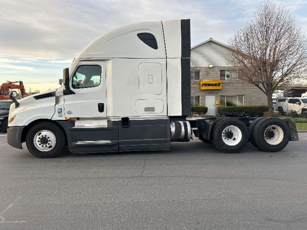 Sleeper Tractor-Heavy Duty Tractors-Freightliner-2023-T12664ST-Sparks-NV-729,997\n\t\tmiles-$ 55,500 - Image 4