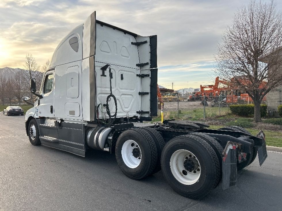 Sleeper Tractor-Heavy Duty Tractors-Freightliner-2023-T12664ST-Sparks-NV-729,997\n\t\tmiles-$ 55,500 - Image 5