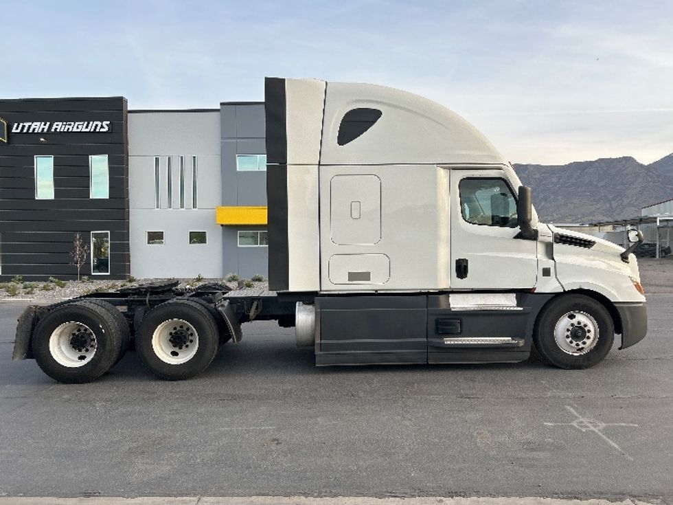 Sleeper Tractor-Heavy Duty Tractors-Freightliner-2023-T12664ST-Sparks-NV-729,997\n\t\tmiles-$ 55,500 - Image 8