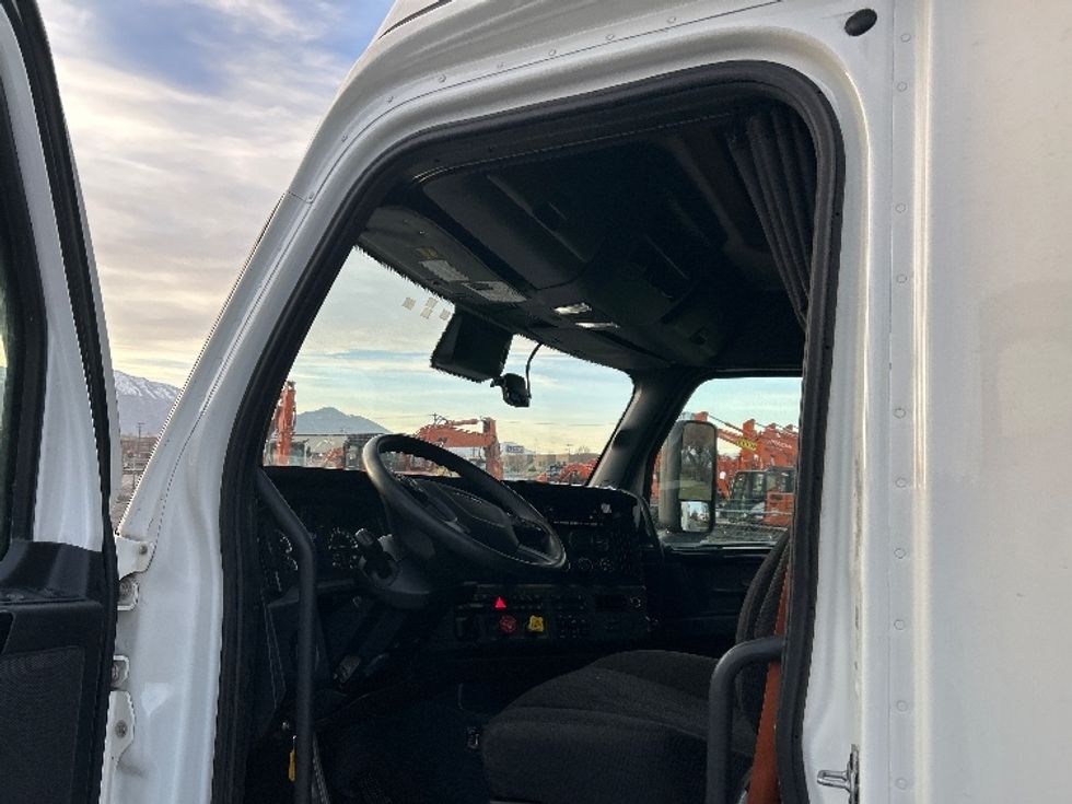 Sleeper Tractor-Heavy Duty Tractors-Freightliner-2023-T12664ST-Sparks-NV-729,997\n\t\tmiles-$ 55,500 - Image 9