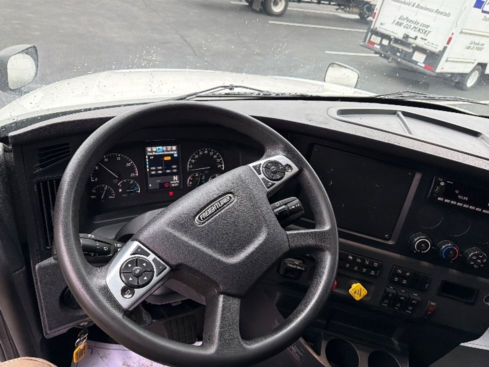 Sleeper Tractor-Heavy Duty Tractors-Freightliner-2023-T12664ST-Spartanburg-SC-251,632\n\t\tmiles-$ 97,000 - Image 10