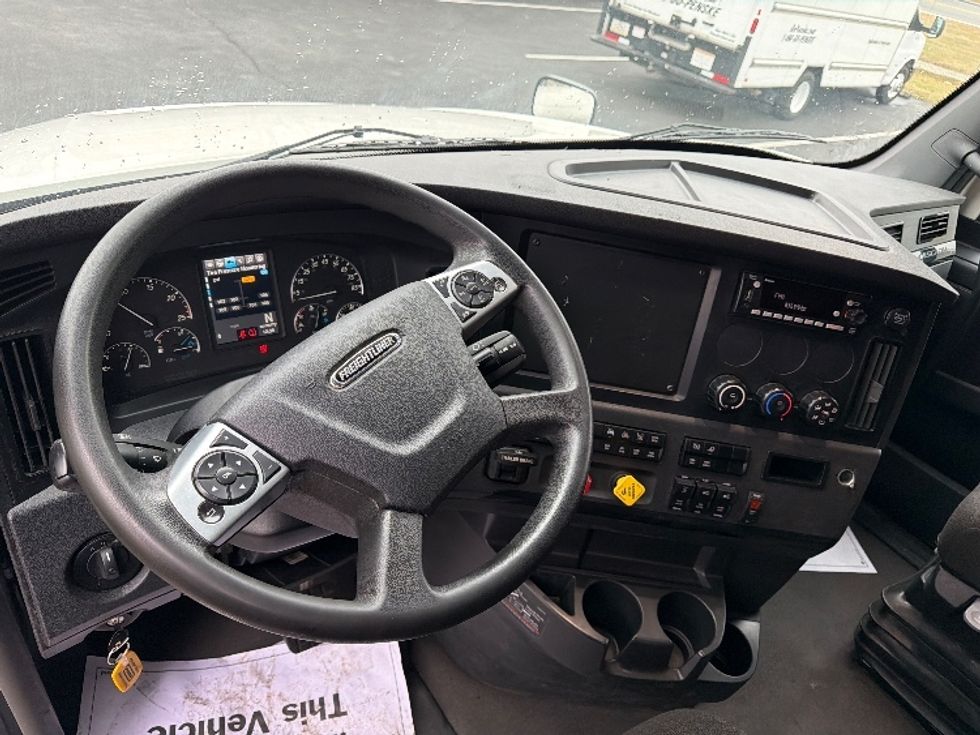 Sleeper Tractor-Heavy Duty Tractors-Freightliner-2023-T12664ST-Spartanburg-SC-251,632\n\t\tmiles-$ 97,000 - Image 11