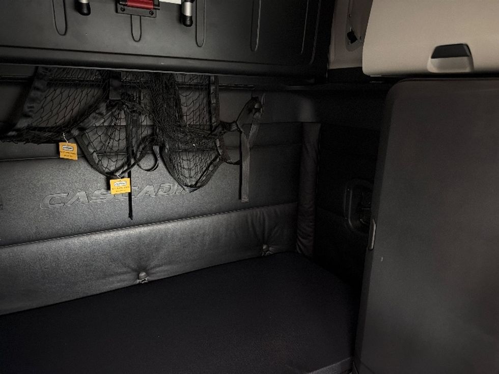 Sleeper Tractor-Heavy Duty Tractors-Freightliner-2023-T12664ST-Spartanburg-SC-251,632\n\t\tmiles-$ 97,000 - Image 17