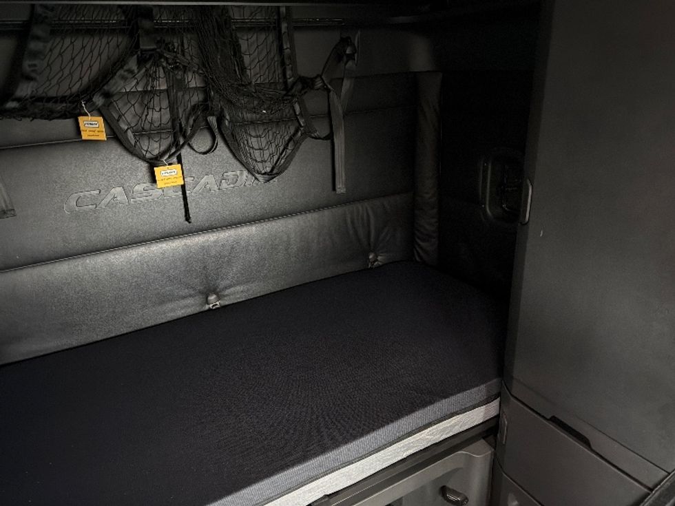 Sleeper Tractor-Heavy Duty Tractors-Freightliner-2023-T12664ST-Spartanburg-SC-251,632\n\t\tmiles-$ 97,000 - Image 18