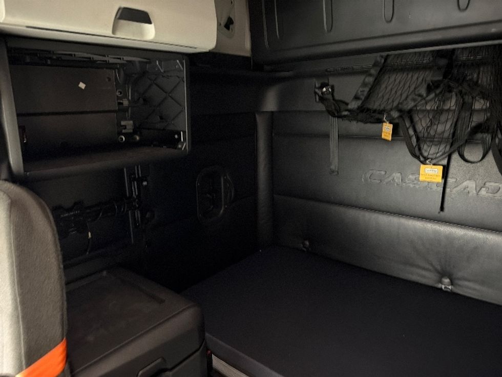 Sleeper Tractor-Heavy Duty Tractors-Freightliner-2023-T12664ST-Spartanburg-SC-251,632\n\t\tmiles-$ 97,000 - Image 19