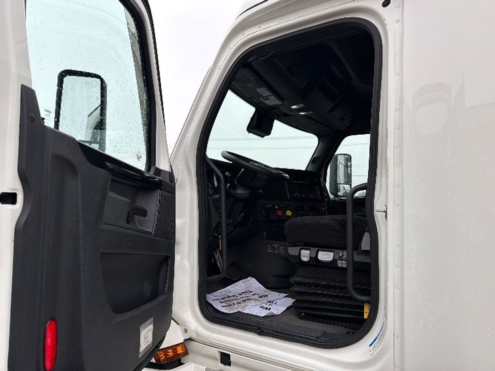 Sleeper Tractor-Heavy Duty Tractors-Freightliner-2023-T12664ST-Spartanburg-SC-251,632\n\t\tmiles-$ 97,000 - Image 9