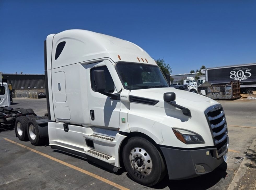 Sleeper Tractor-Heavy Duty Tractors-Freightliner-2023-T12664ST-Stockton-CA-510,573\n\t\tmiles-$ 20,000 - Image 1