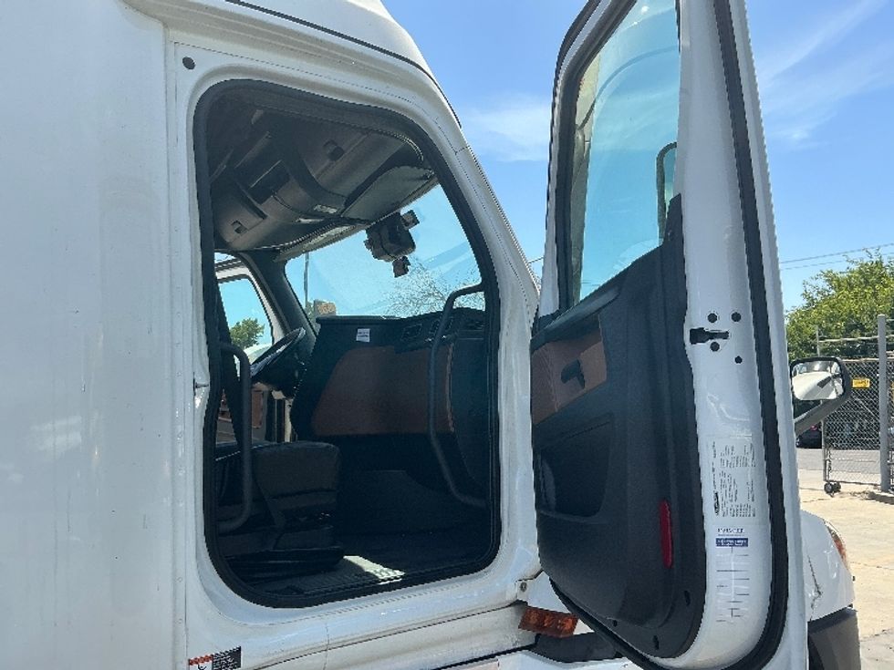 Sleeper Tractor-Heavy Duty Tractors-Freightliner-2023-T12664ST-Stockton-CA-510,573\n\t\tmiles-$ 20,000 - Image 13