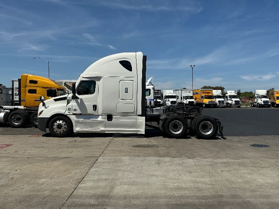 Sleeper Tractor-Heavy Duty Tractors-Freightliner-2023-T12664ST-Stockton-CA-510,573\n\t\tmiles-$ 20,000 - Image 4
