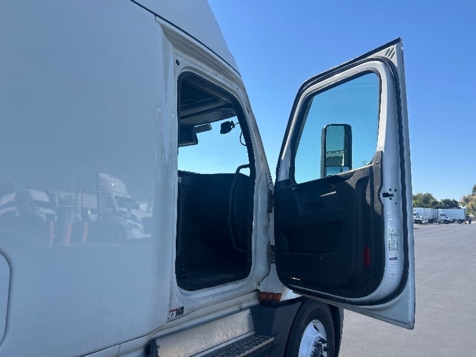Sleeper Tractor-Heavy Duty Tractors-Freightliner-2023-T12664ST-Stockton-CA-519,150\n\t\tmiles-$ 77,000 - Image 13