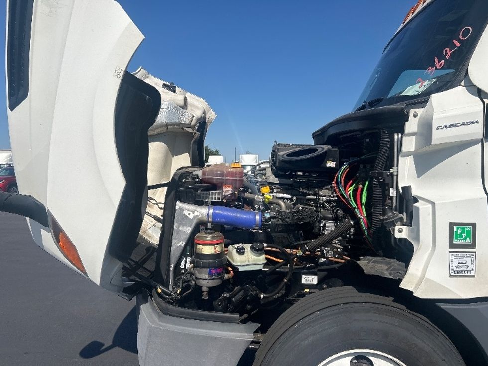 Sleeper Tractor-Heavy Duty Tractors-Freightliner-2023-T12664ST-Stockton-CA-519,150\n\t\tmiles-$ 77,000 - Image 21