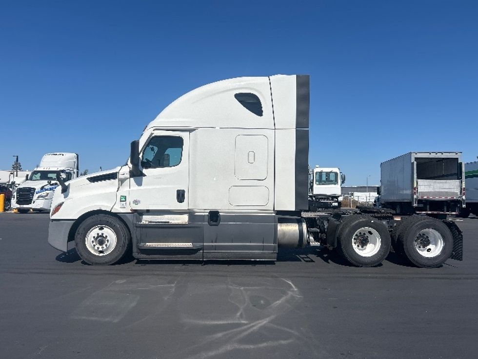 Sleeper Tractor-Heavy Duty Tractors-Freightliner-2023-T12664ST-Stockton-CA-519,150\n\t\tmiles-$ 77,000 - Image 4
