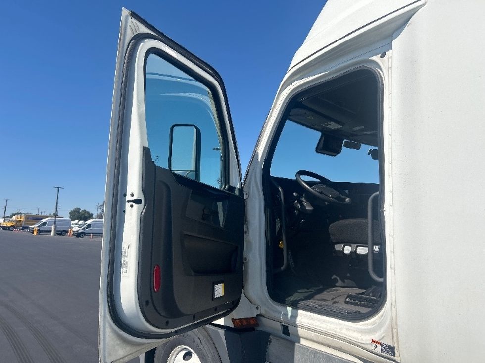 Sleeper Tractor-Heavy Duty Tractors-Freightliner-2023-T12664ST-Stockton-CA-519,150\n\t\tmiles-$ 77,000 - Image 9