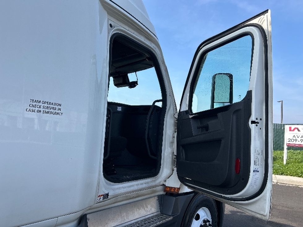 Sleeper Tractor-Heavy Duty Tractors-Freightliner-2023-T12664ST-Stockton-CA-619,576\n\t\tmiles-$ 67,500 - Image 13