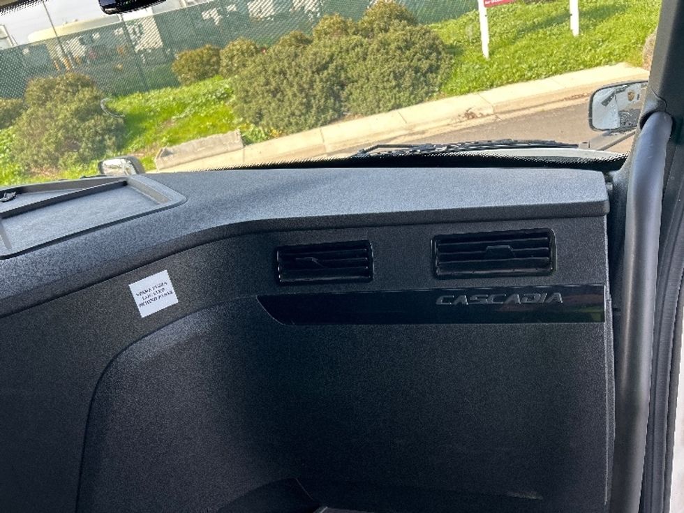 Sleeper Tractor-Heavy Duty Tractors-Freightliner-2023-T12664ST-Stockton-CA-619,576\n\t\tmiles-$ 67,500 - Image 14