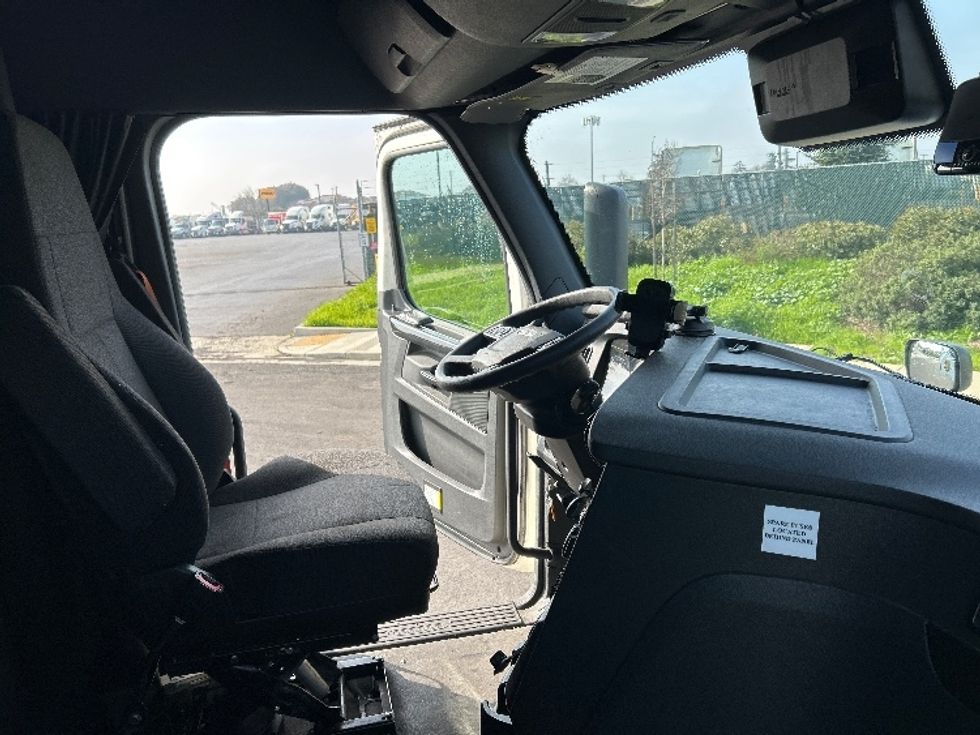 Sleeper Tractor-Heavy Duty Tractors-Freightliner-2023-T12664ST-Stockton-CA-619,576\n\t\tmiles-$ 67,500 - Image 15