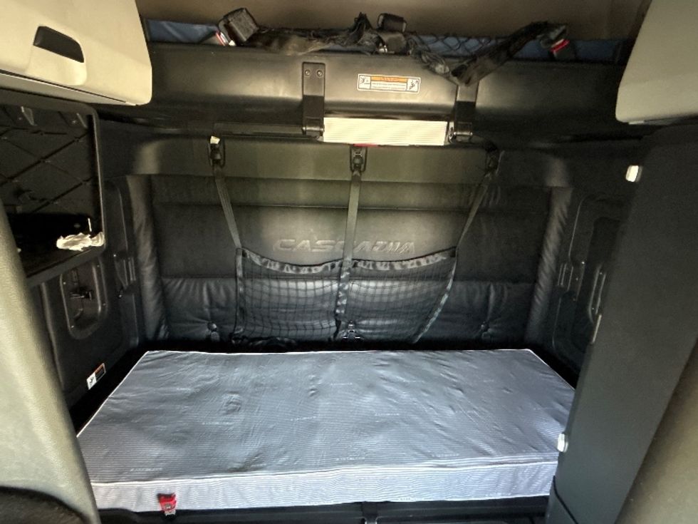 Sleeper Tractor-Heavy Duty Tractors-Freightliner-2023-T12664ST-Stockton-CA-619,576\n\t\tmiles-$ 67,500 - Image 17