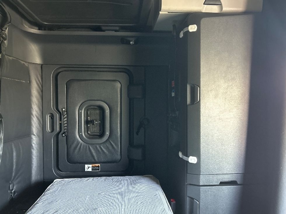 Sleeper Tractor-Heavy Duty Tractors-Freightliner-2023-T12664ST-Stockton-CA-619,576\n\t\tmiles-$ 67,500 - Image 18