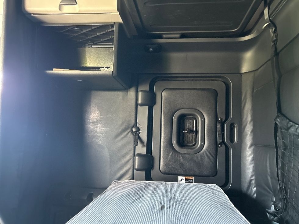 Sleeper Tractor-Heavy Duty Tractors-Freightliner-2023-T12664ST-Stockton-CA-619,576\n\t\tmiles-$ 67,500 - Image 19