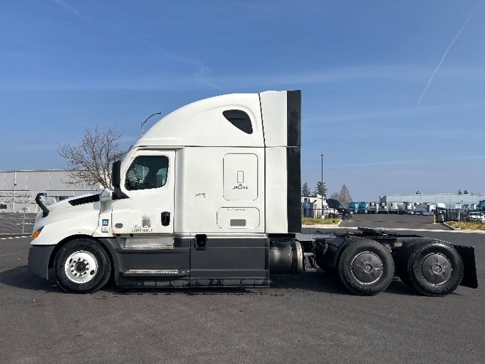 Sleeper Tractor-Heavy Duty Tractors-Freightliner-2023-T12664ST-Stockton-CA-619,576\n\t\tmiles-$ 67,500 - Image 4