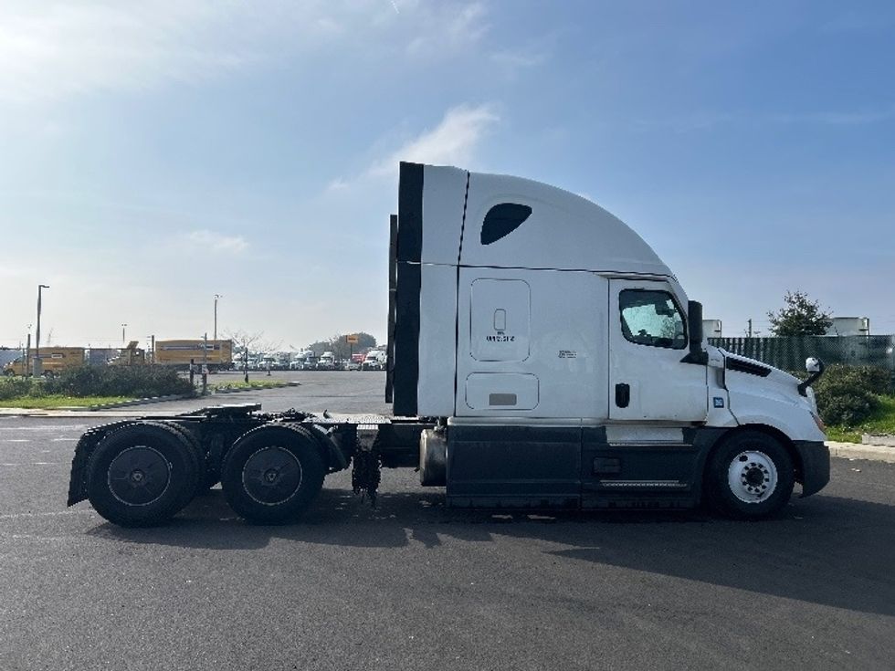 Sleeper Tractor-Heavy Duty Tractors-Freightliner-2023-T12664ST-Stockton-CA-619,576\n\t\tmiles-$ 67,500 - Image 8