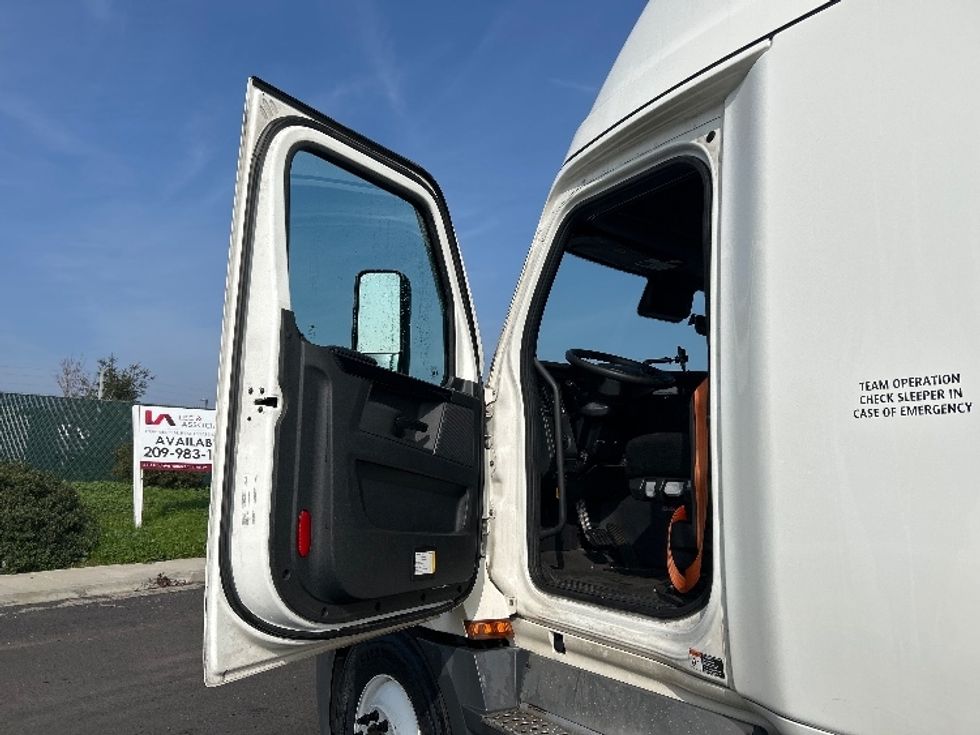 Sleeper Tractor-Heavy Duty Tractors-Freightliner-2023-T12664ST-Stockton-CA-619,576\n\t\tmiles-$ 67,500 - Image 9
