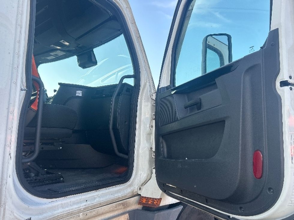 Sleeper Tractor-Heavy Duty Tractors-Freightliner-2023-T12664ST-Stockton-CA-672,260\n\t\tmiles-$ 61,750 - Image 13