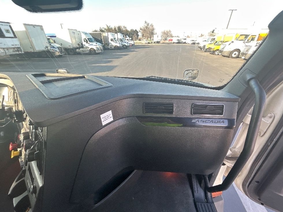 Sleeper Tractor-Heavy Duty Tractors-Freightliner-2023-T12664ST-Stockton-CA-672,260\n\t\tmiles-$ 61,750 - Image 14