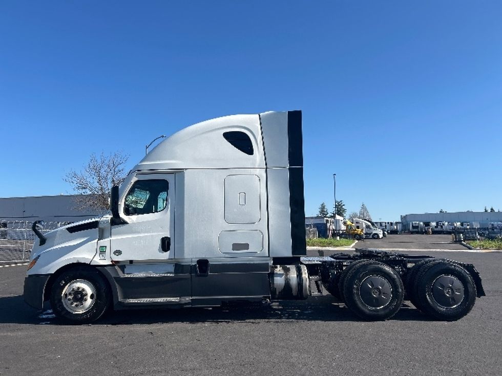 Sleeper Tractor-Heavy Duty Tractors-Freightliner-2023-T12664ST-Stockton-CA-672,260\n\t\tmiles-$ 61,750 - Image 4
