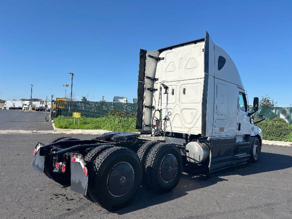 Sleeper Tractor-Heavy Duty Tractors-Freightliner-2023-T12664ST-Stockton-CA-672,260\n\t\tmiles-$ 61,750 - Image 7