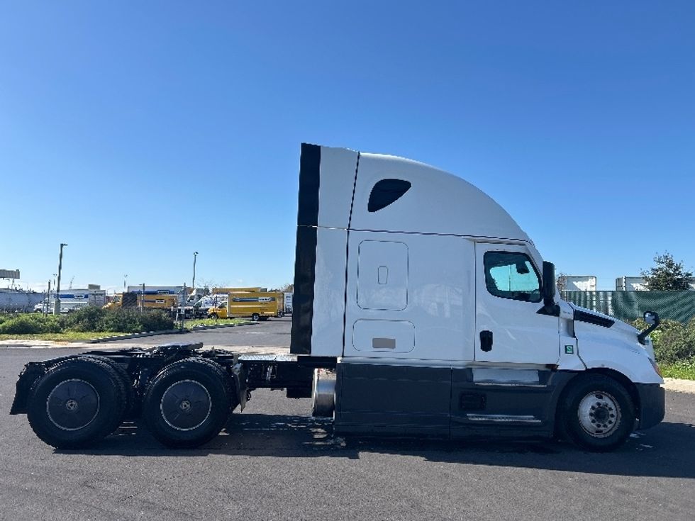 Sleeper Tractor-Heavy Duty Tractors-Freightliner-2023-T12664ST-Stockton-CA-672,260\n\t\tmiles-$ 61,750 - Image 8