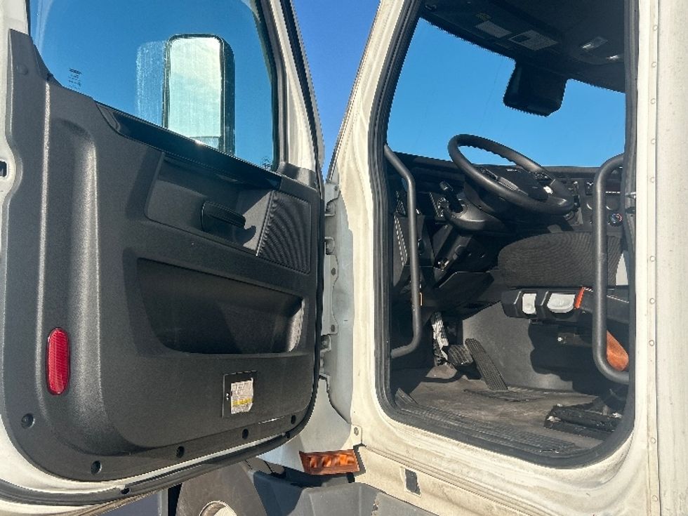 Sleeper Tractor-Heavy Duty Tractors-Freightliner-2023-T12664ST-Stockton-CA-672,260\n\t\tmiles-$ 61,750 - Image 9