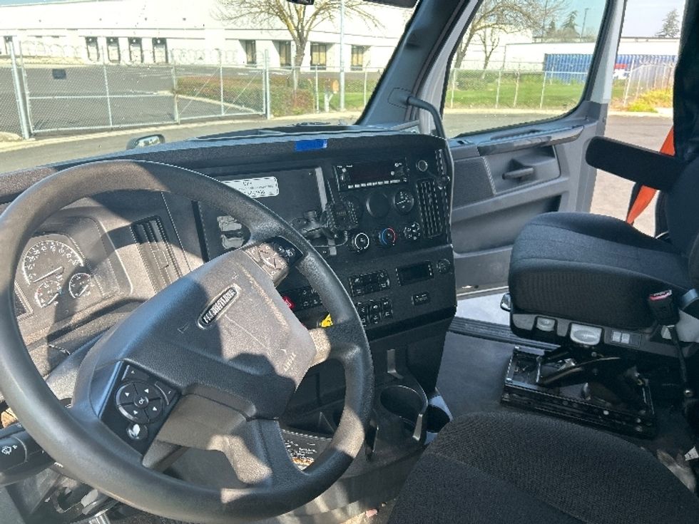 Sleeper Tractor-Heavy Duty Tractors-Freightliner-2023-T12664ST-Stockton-CA-715,680\n\t\tmiles-$ 57,250 - Image 10