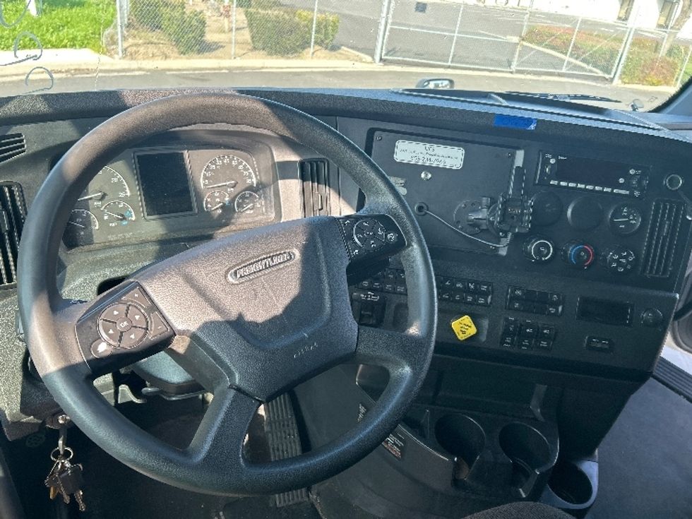Sleeper Tractor-Heavy Duty Tractors-Freightliner-2023-T12664ST-Stockton-CA-715,680\n\t\tmiles-$ 57,250 - Image 11