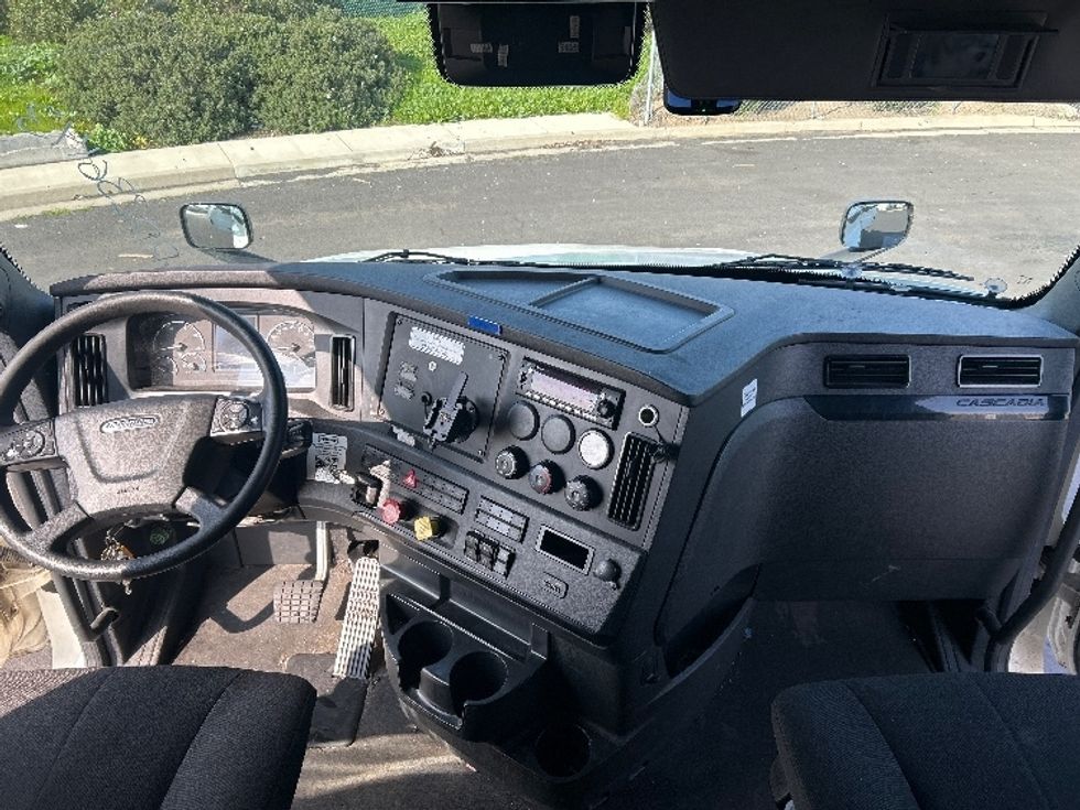 Sleeper Tractor-Heavy Duty Tractors-Freightliner-2023-T12664ST-Stockton-CA-715,680\n\t\tmiles-$ 57,250 - Image 12