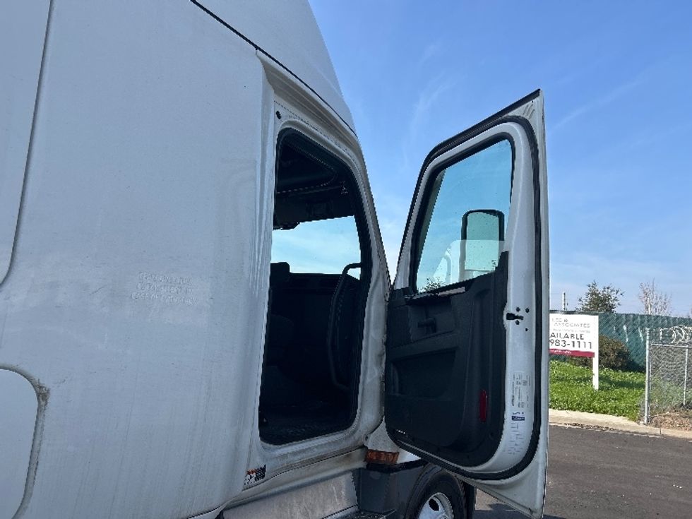 Sleeper Tractor-Heavy Duty Tractors-Freightliner-2023-T12664ST-Stockton-CA-715,680\n\t\tmiles-$ 57,250 - Image 13