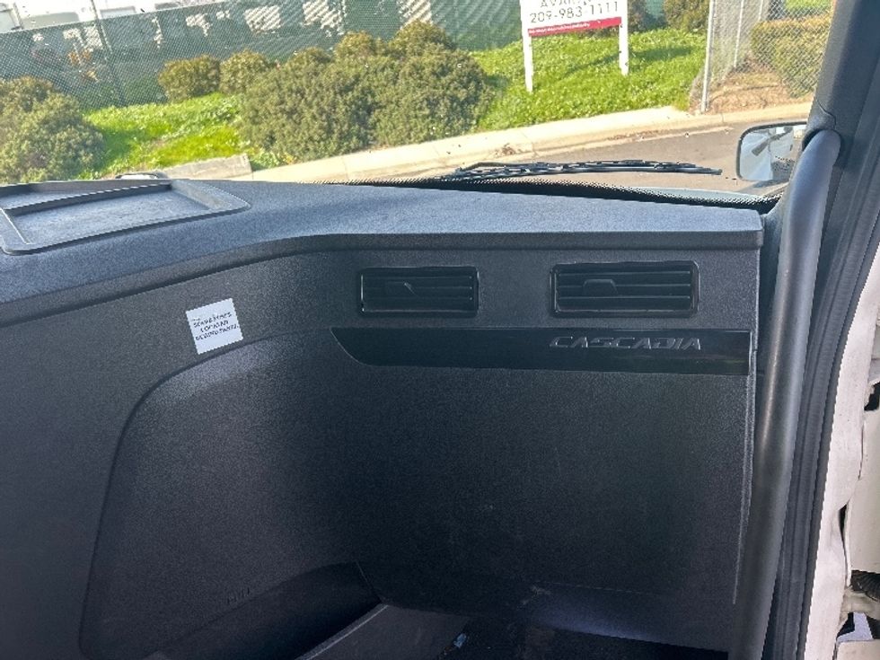 Sleeper Tractor-Heavy Duty Tractors-Freightliner-2023-T12664ST-Stockton-CA-715,680\n\t\tmiles-$ 57,250 - Image 14