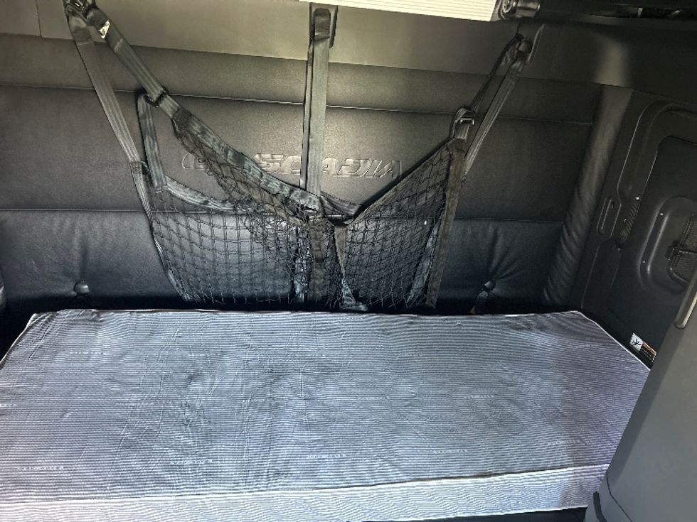 Sleeper Tractor-Heavy Duty Tractors-Freightliner-2023-T12664ST-Stockton-CA-715,680\n\t\tmiles-$ 57,250 - Image 17